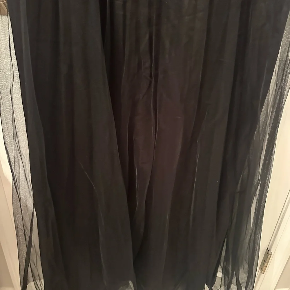 Elegant JS Collections Black and White Floral Gown size 16- brand new - Picture 3 of 7